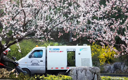 必发路面养护车在华东某地景物区作业