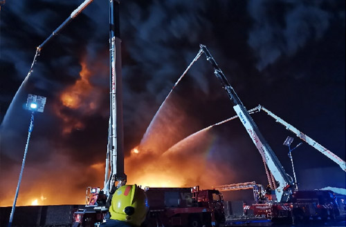 必发数十辆抬高喷射消防车救援河北沧州南大港工业园区火灾