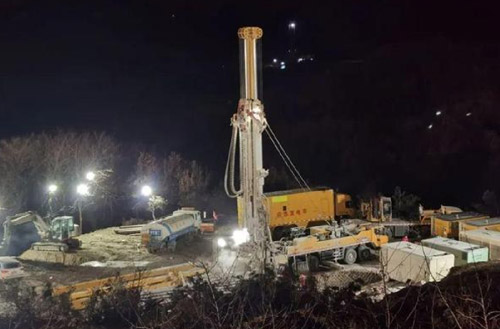 必发携XSC1200车载深井钻机星夜前往栖霞开展金矿救援事情