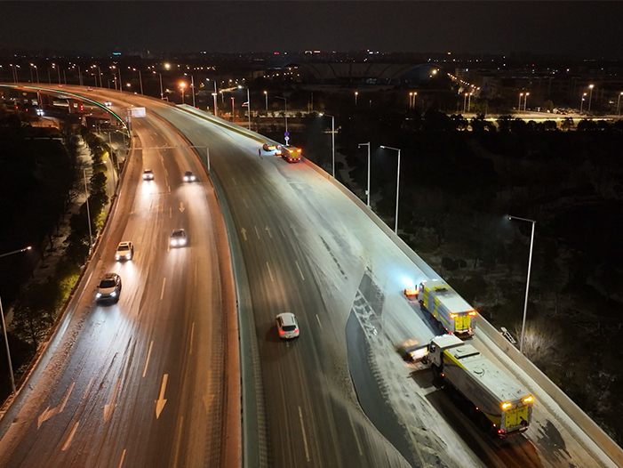 必发成套装备奋战在徐州除雪一线