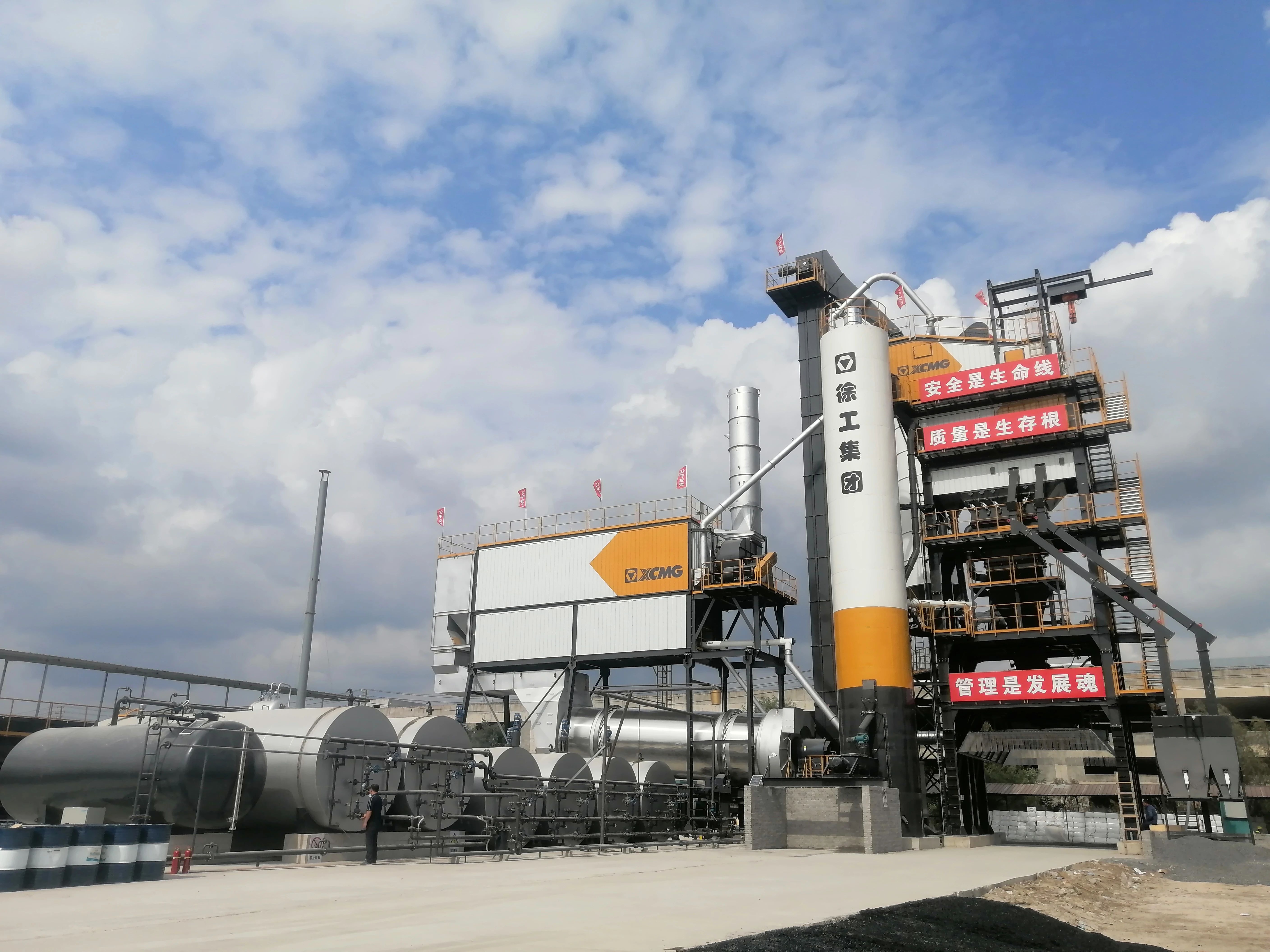 必发4000型沥青站 在鹤大高速大显身手！