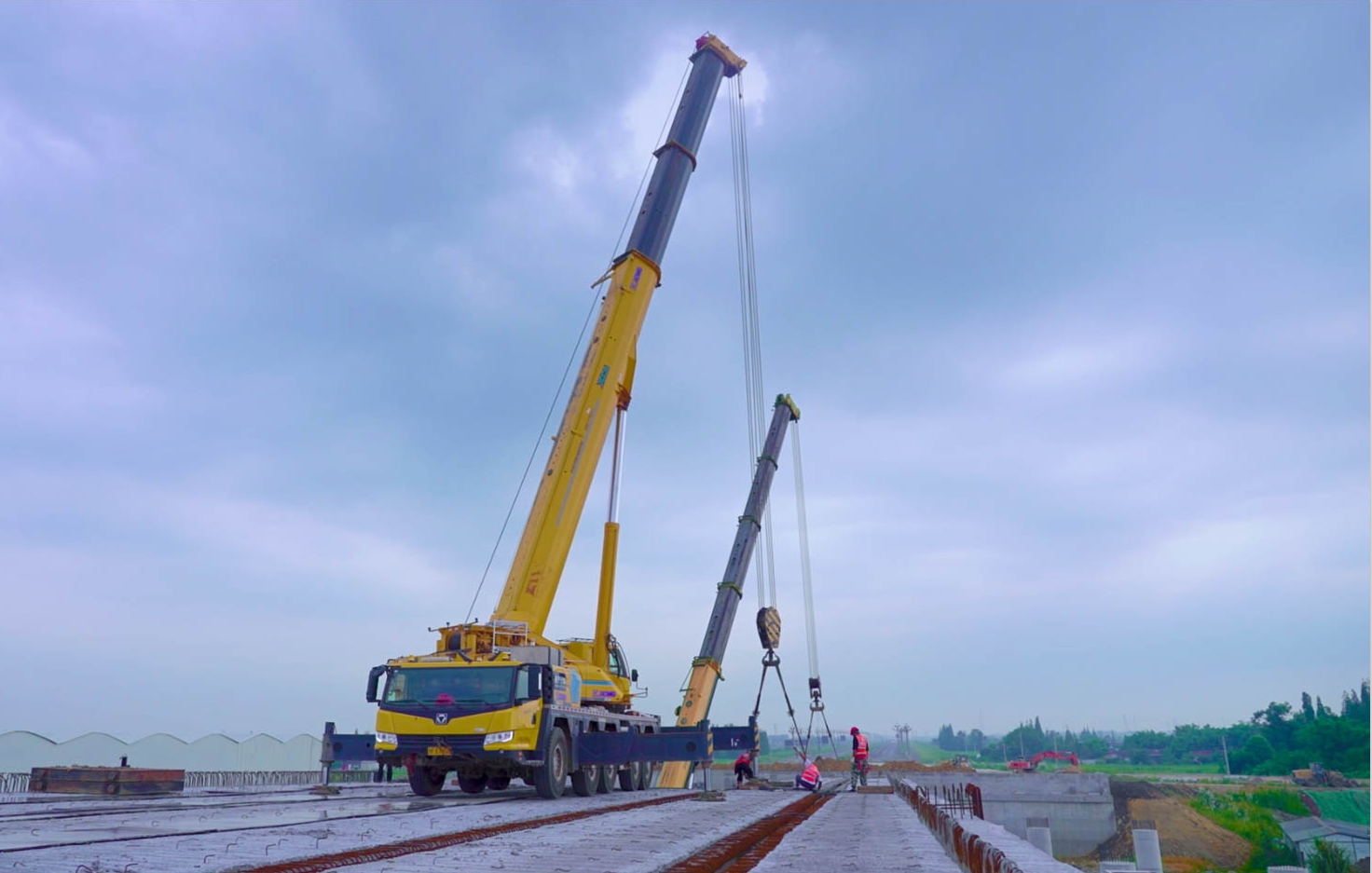 空中对飞接力！必发三款百吨级携手抬吊！