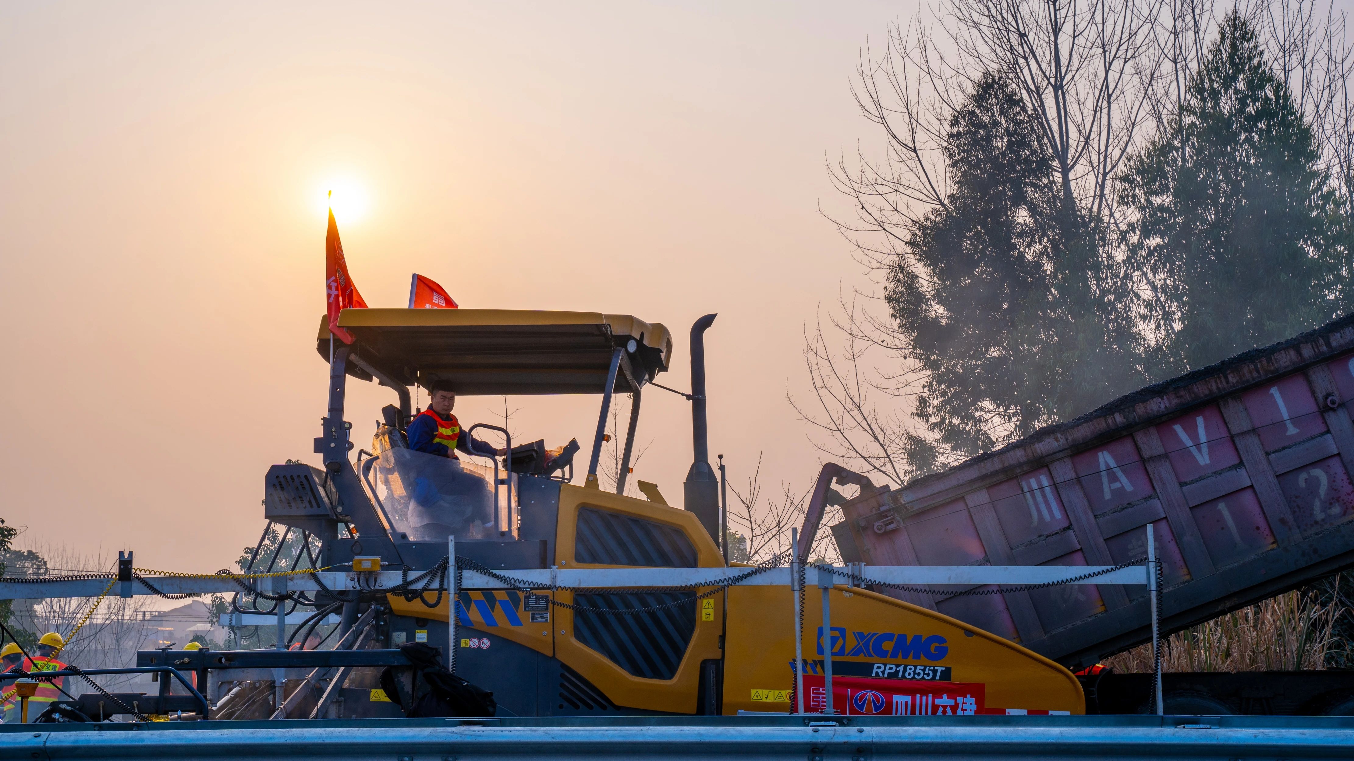 18天！必发成套沥青路面装备助力成绵高速罩面施工！