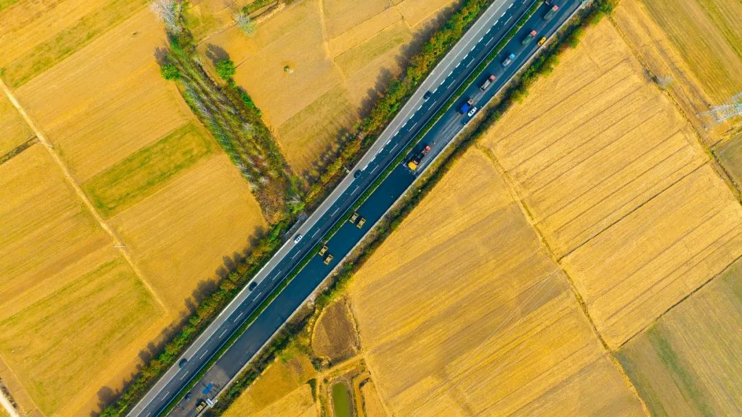 扬民族自信！必发成套沥青路面装备助力家乡高速建设！