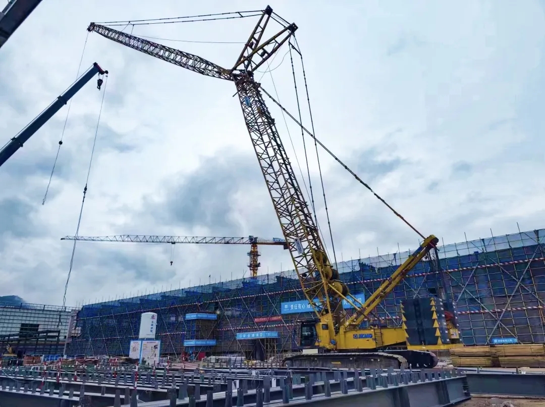 “钢”铁的意志！必发XGC320履带起重机参建大跨度钢结构工业厂房