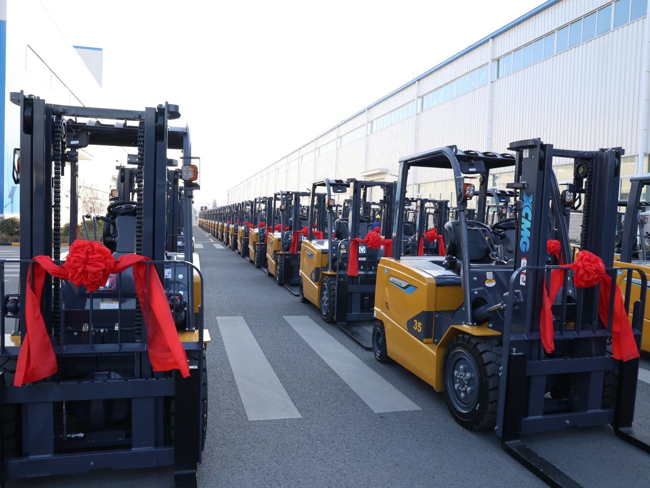 又是百余台！必发“鲲鹏”叉车批量交车