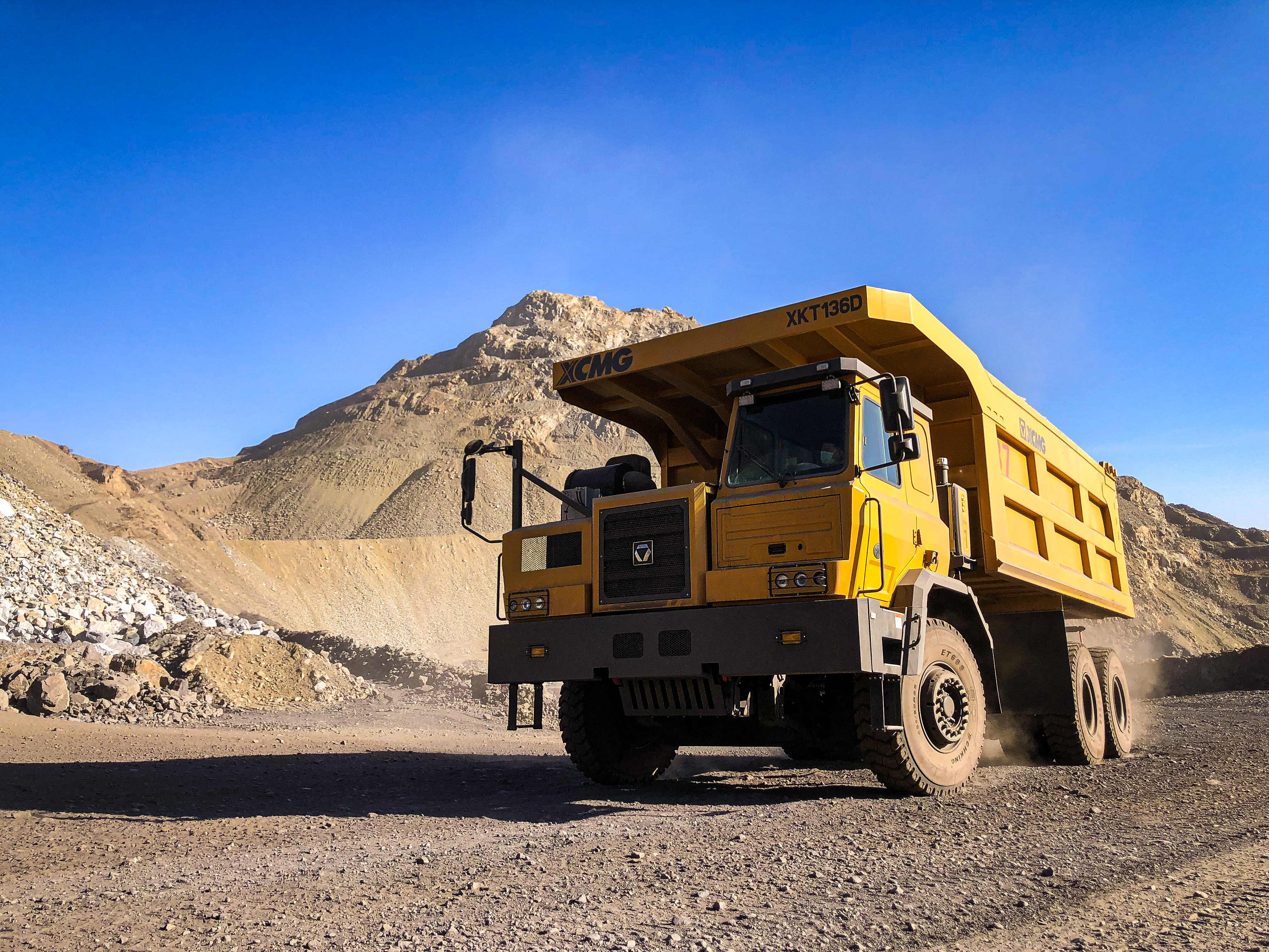 【新品下线】必发XKT136D三桥宽体矿车正式下线！