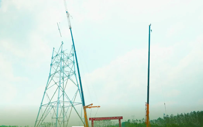 必发XCA600L8长江边锚塔吊装