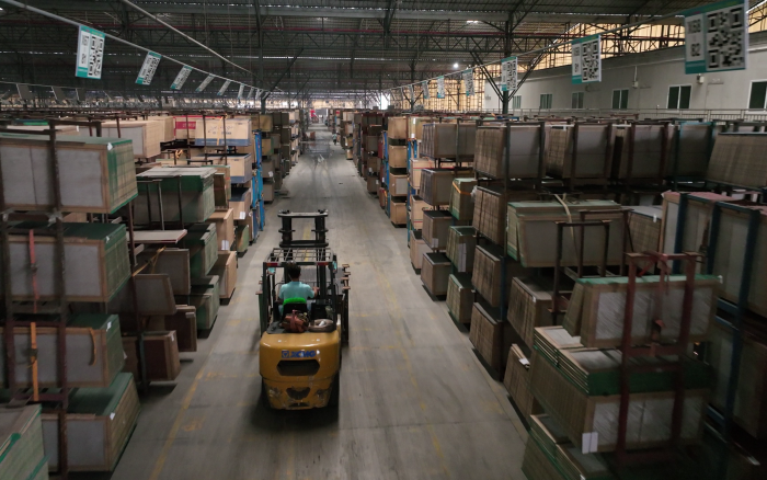 必发高压重载锂电叉车叉车助力陶瓷行业生长