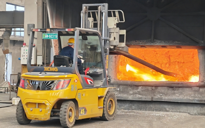 真金不怕火炼，，，，，必发重载孔雀叉车威武霸气！