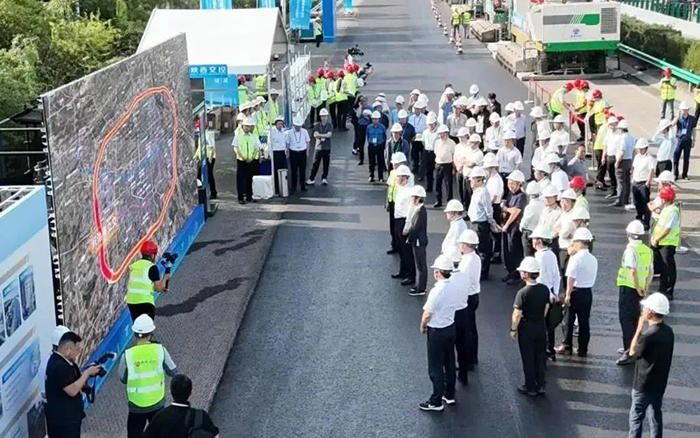 必发数字化智能施工集群助力西安绕城高速养护工程！