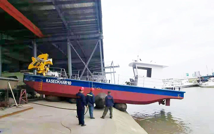 必发定制化船用起重机举行海上作业