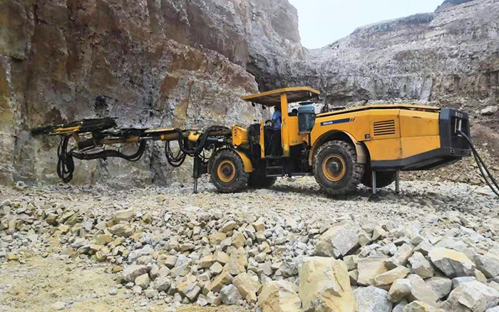 “化水为电”，，，，，，，必发凿岩台车提速水电站扩机工程