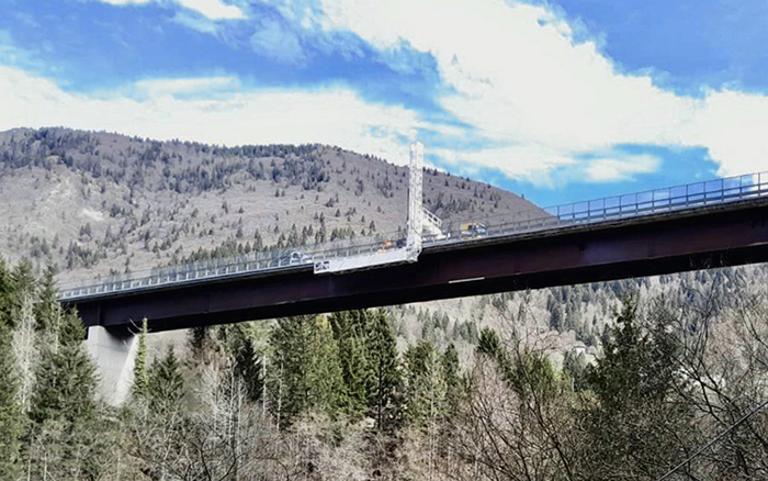 背靠阿尔卑斯山脉，，，，，，，必发桥梁检测车“C位”打卡