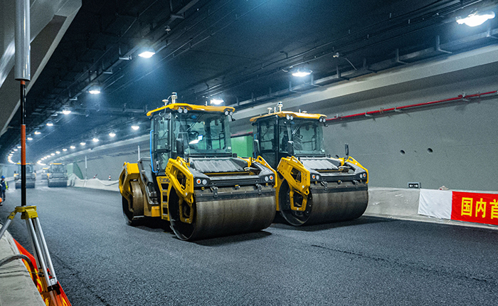 【智能化】天下首次，，，，，，，必发“黑科技”无人摊铺大秀！