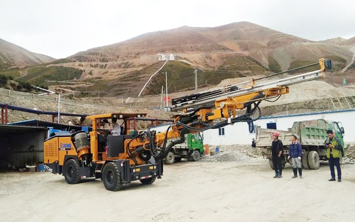 铁矿开采，，，必发矿用液压掘进钻车先入为主！