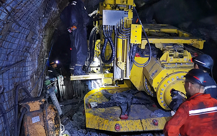 煤矿开采难 必发“机甲兽”来资助