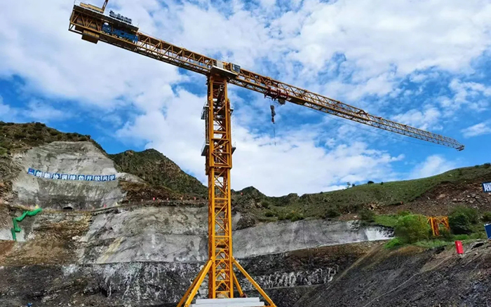 建个超大“充电宝”，，，，，，，必发“钢铁巨人”正式上岗！