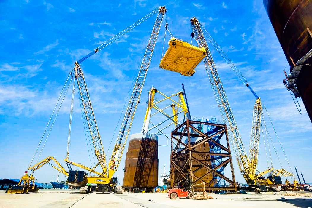 总重1972吨！必发XGC12000助力大型导管架总组顺遂吊装