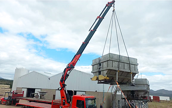 必发SQZ660折叠臂随车起重机助力外洋某酿酒工厂搬家转运