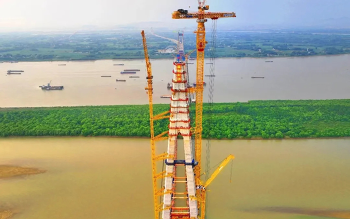 308米！必发塔机助力天下最大跨度三塔斜拉桥喜封金顶
