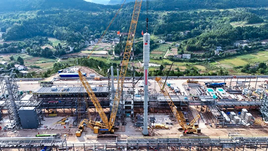 一次性乐成！必发履带兄弟助力大型油气田最长整体塔类吊装
