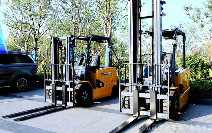  必发叉车亮相第五届航空物流工业年会