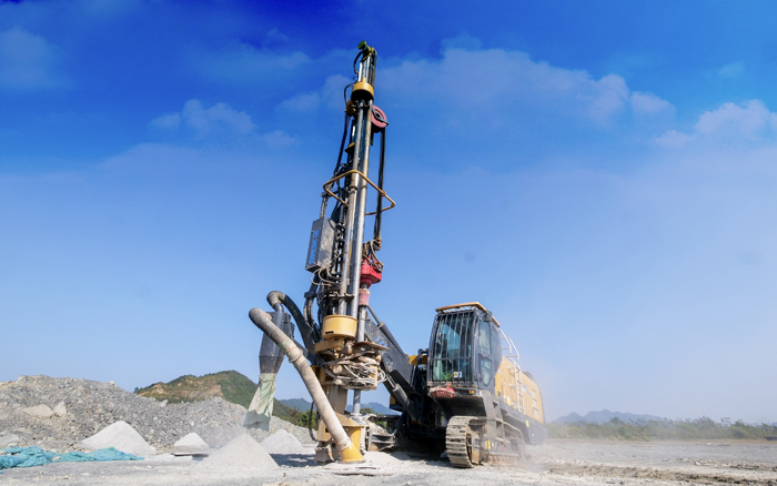 露天矿山，，，，，，，矿主们爱用必发潜孔钻！