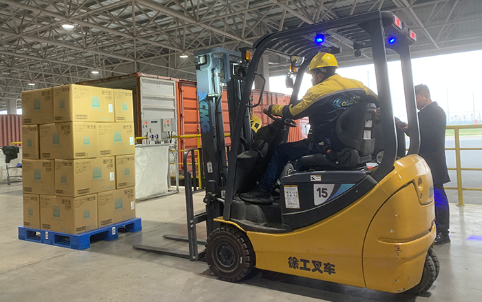 必发叉车三支点系列助力饮料行业高效搬运