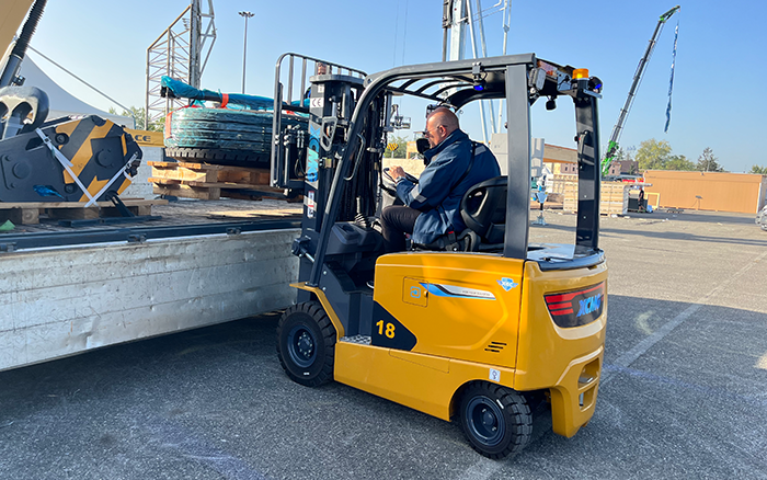 “展场灵动先锋” 必发叉车鲲鹏系列