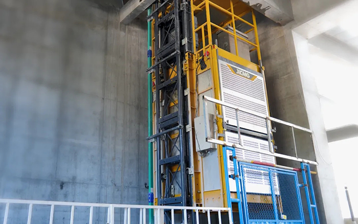 性能规范！必发井道施工升降机助建超高层商务中心项目