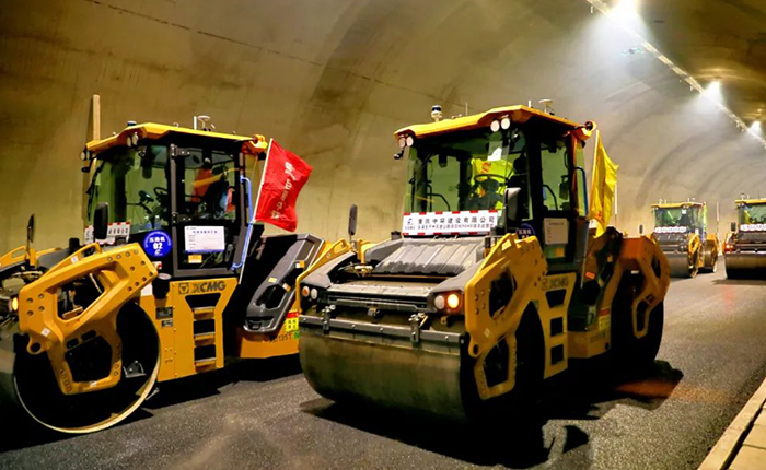来看必发智慧→重庆首次山区专长隧道无人摊铺施工
