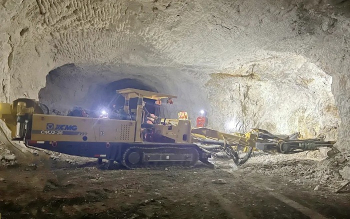 窄小巷道作业！必发掘进钻车助力铁矿开采